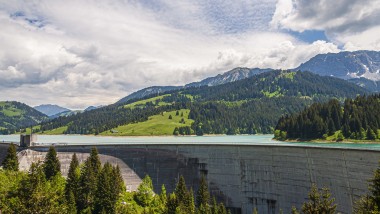 Diga per generare energia elettrica da energia idroelettrica rinnovabile (©wirestock/Freepik)