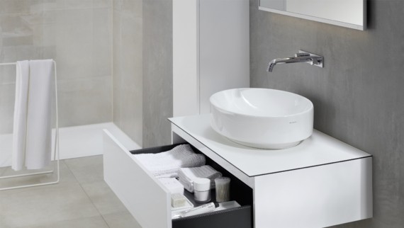 Combinazione Geberit: mobile e lavabo Variform, specchio Option