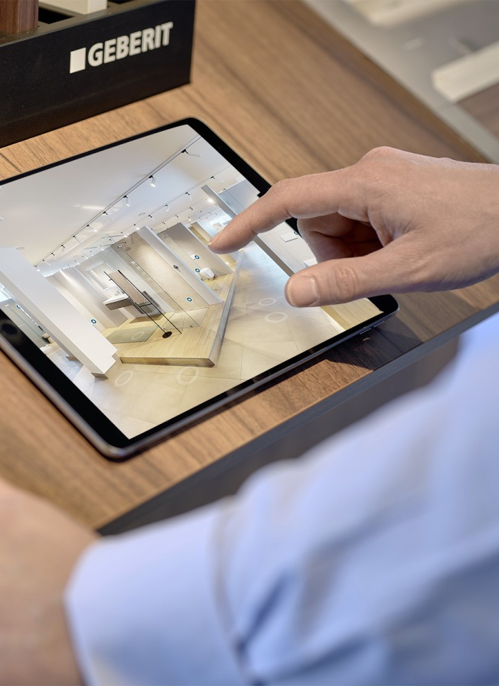Uomo con tablet seleziona i prodotti nel virtual showroom