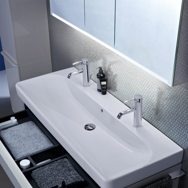 Lavabo e mobile Geberit Smyle abbinato a specchio Geberit Option