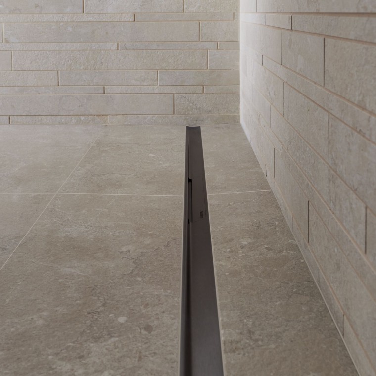 L’acqua defluisce tramite un elegante profilo in acciaio inox. L’acqua defluisce tramite un elegante profilo in acciaio inox.