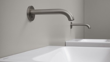 Rubinetto a parete per lavabo Geberit Piave, dal design rotondo in acciaio inossidabile spazzolato Rubinetto a parete per lavabo Geberit Piave, dal design rotondo in acciaio inossidabile spazzolato