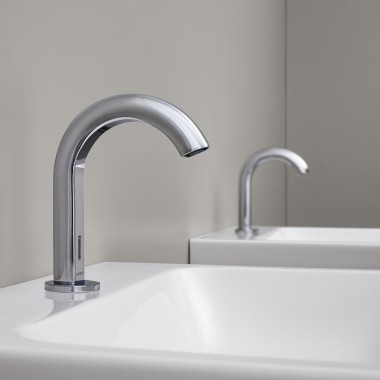 Rubinetteria elettronica a pianale Geberit Piave in cromo con sensore a infrarossi per funzionamento senza contatto Rubinetteria elettronica a pianale Geberit Piave in cromo con sensore a infrarossi per funzionamento senza contatto