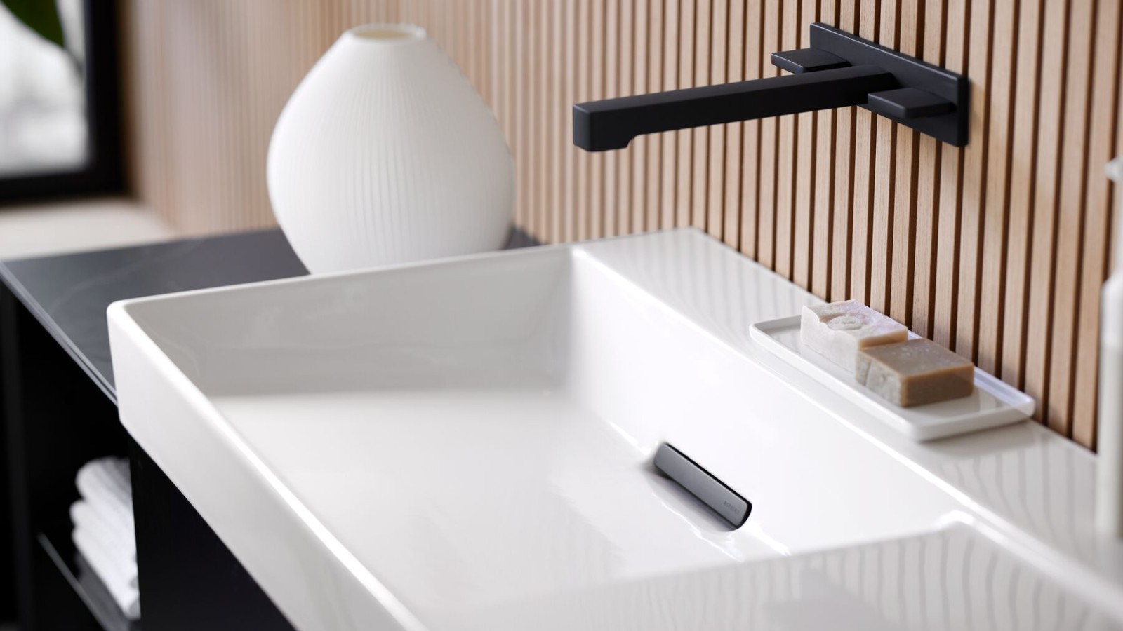 Lavabo con rubinetti, mobili bagno e accessori neri Lavabo con rubinetti, mobili bagno e accessori neri