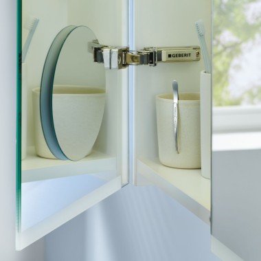 Armadietto a specchio Option Basic con specchio cosmetico all'interno (© Geberit)