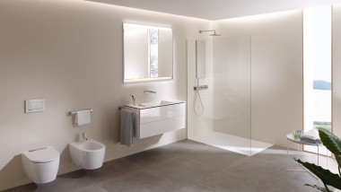 Uno sguardo all'interno di un ampio bagno WC bidet Geberit AquaClean Mera, mobili e ceramiche per il bagno (© Geberit)