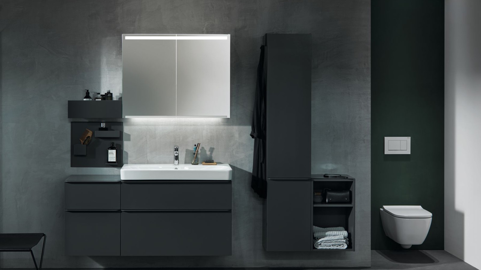 Un WC sospeso Geberit Smyle Square installato in una nicchia