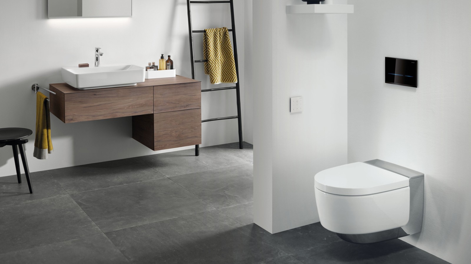 Scarico senza contatto con placca di comando Geberit Sigma80 e WC con bidet integrato Geberit AquaClean Mera Scarico senza contatto con placca di comando Geberit Sigma80 e WC con bidet integrato Geberit AquaClean Mera