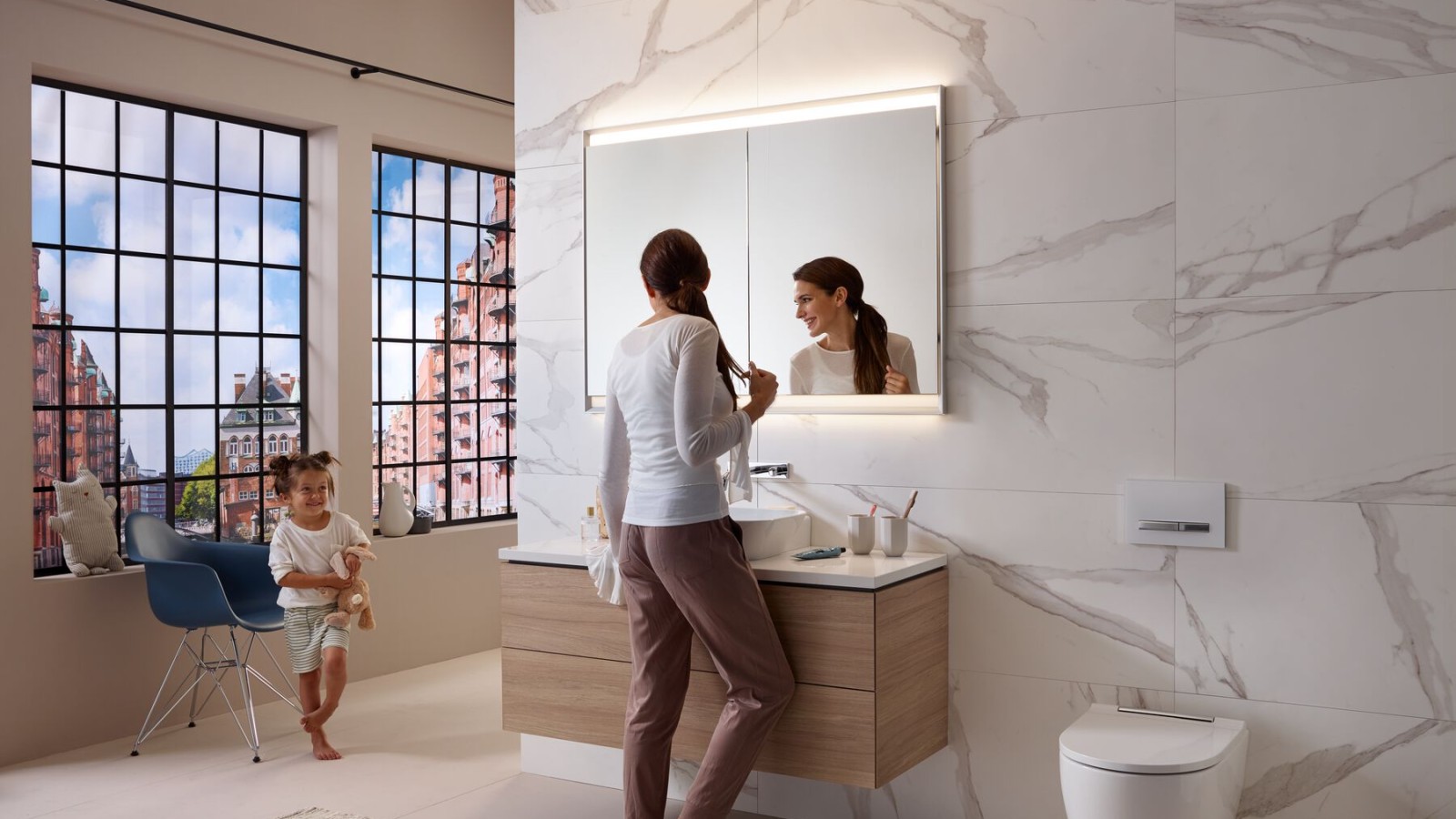 Madre e figlio in un bagno dotato di Geberit ComfortLight Madre e figlio in un bagno dotato di Geberit ComfortLight