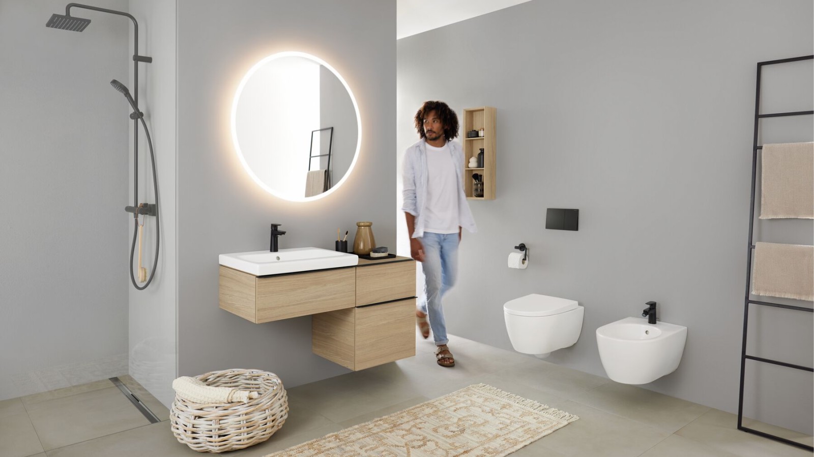 Bagno con zona doccia ricavata nel vano a nicchia