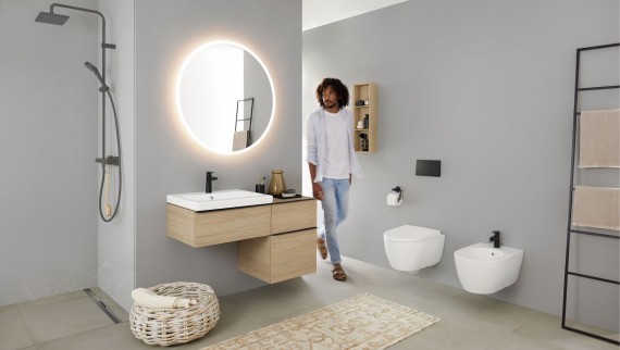 Bagno con zona doccia ricavata nel vano a nicchia Bagno con zona doccia ricavata nel vano a nicchia