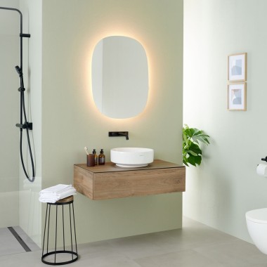 Specchio ovale Geberit Option con lavabo da appoggio e mobile VariForm Specchio ovale Geberit Option con lavabo da appoggio e mobile VariForm