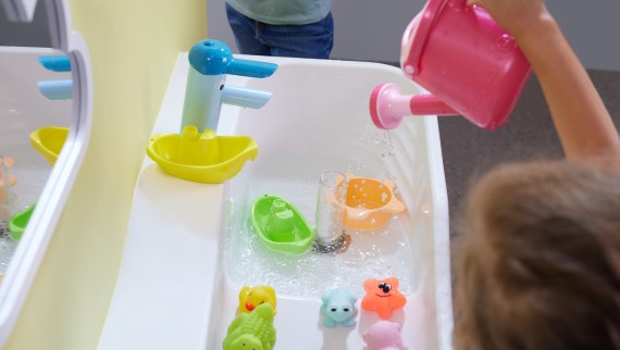 Spazio per il gioco e l’igiene Geberit Bambini con lavabo tappabile Spazio per il gioco e l’igiene Geberit Bambini con lavabo tappabile