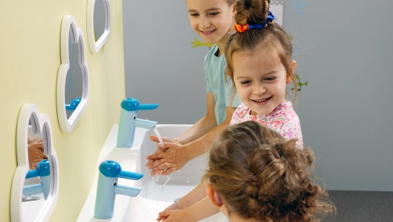 Bambini giocano in uno spazio per il gioco e l’igiene Geberit Bambini Bambini giocano in uno spazio per il gioco e l’igiene Geberit Bambini