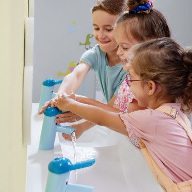 Bambini giocano in uno spazio per il gioco e l’igiene Geberit Bambini Bambini giocano in uno spazio per il gioco e l’igiene Geberit Bambini