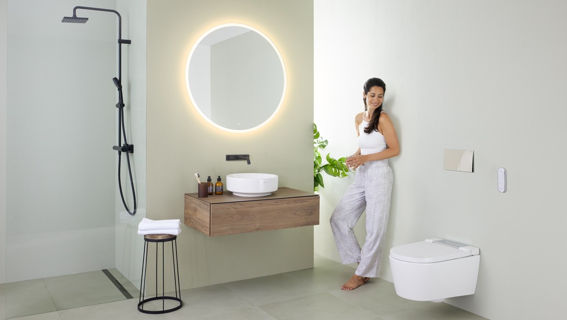 Donna in un bagno minimalista Donna in un bagno minimalista