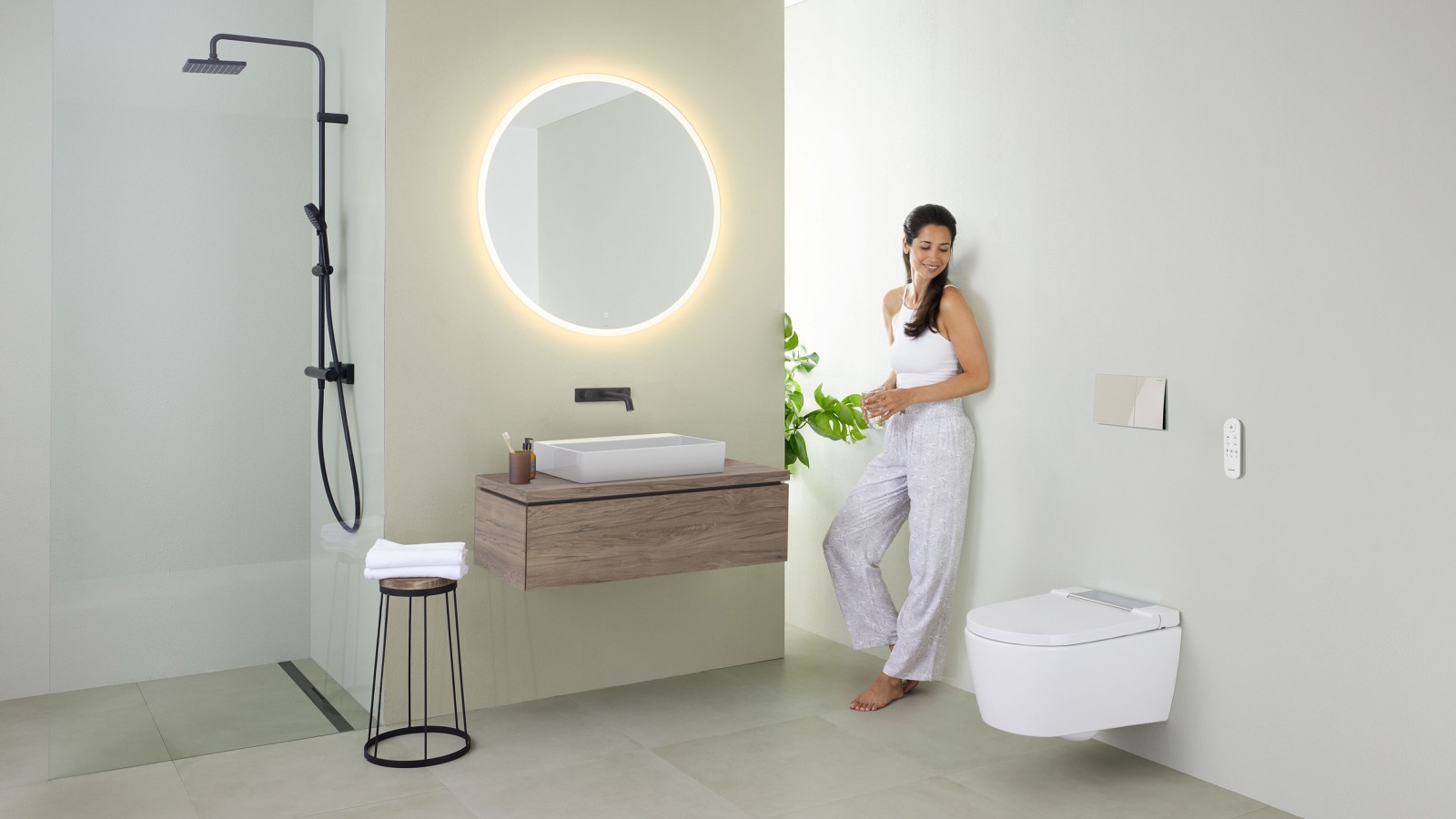 Donna in un bagno minimalista