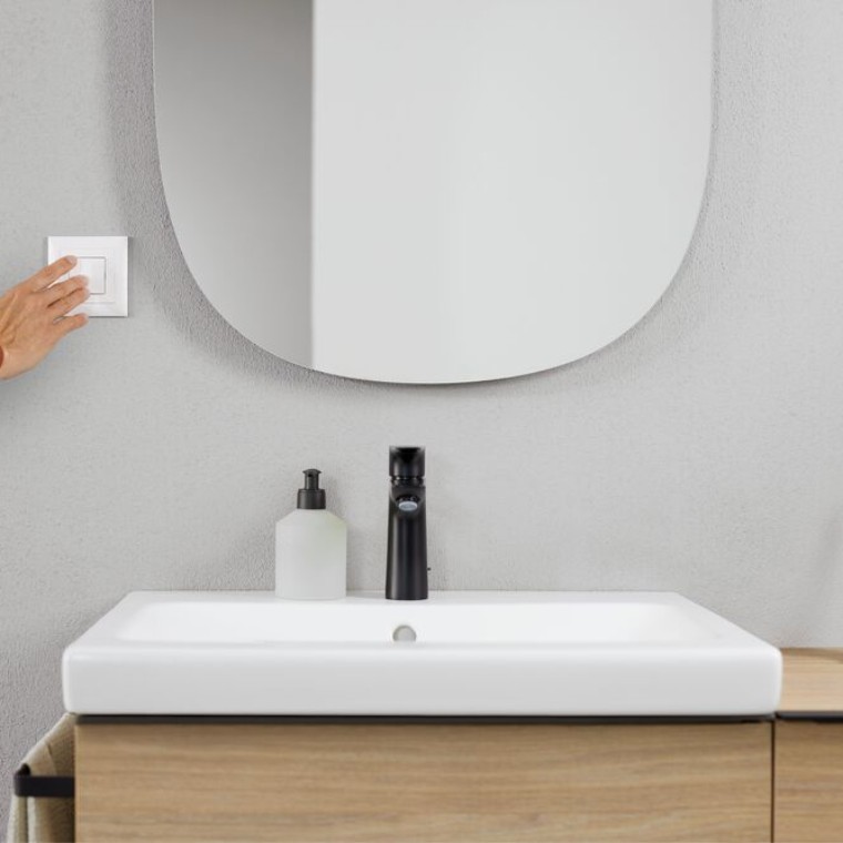 Interruttore della luce ad attivazione manuale in bagno (© Geberit) Interruttore della luce ad attivazione manuale in bagno (© Geberit)