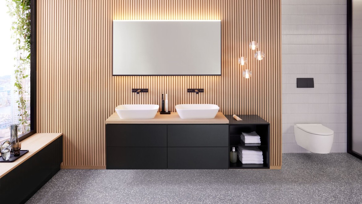 Geberit ONE in abbinamento allo specchio Geberit Option Plus Square da 135 cm in nero opaco. (© Geberit)