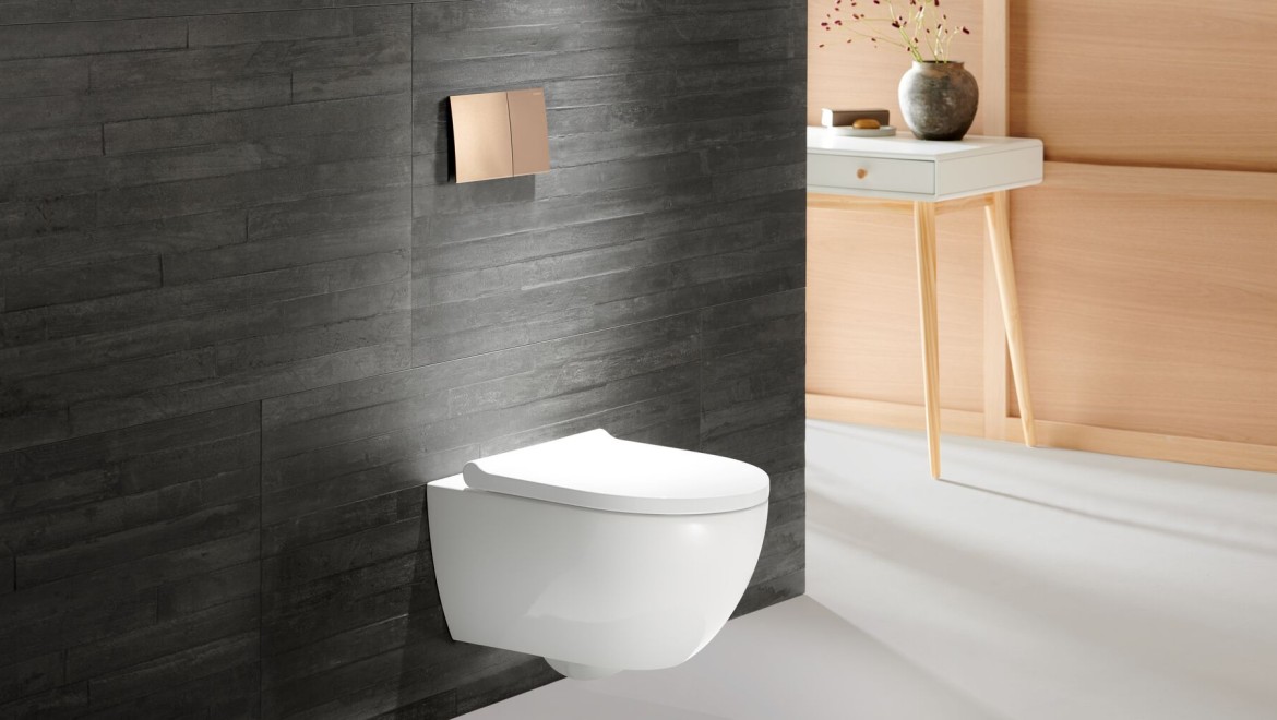 WC Geberit Acanto con placca di comando Geberit Sigma70 in oro rosa