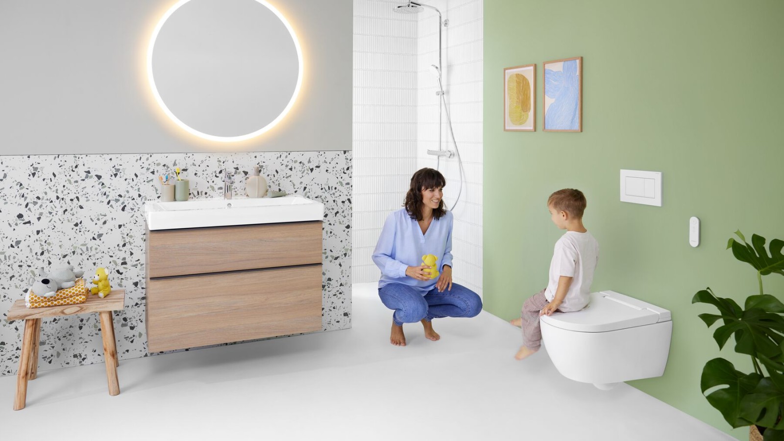 Donna e bambino in un bagno con vaso bidet Geberit AquaClean Alba