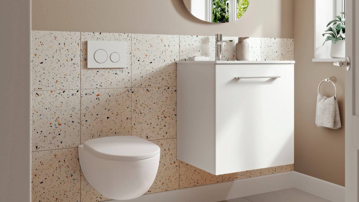 Piccolo bagno della serie Geberit Selnova con vaso WC e lavabo sospeso a parete. Piccolo bagno della serie Geberit Selnova con vaso WC e lavabo sospeso a parete.