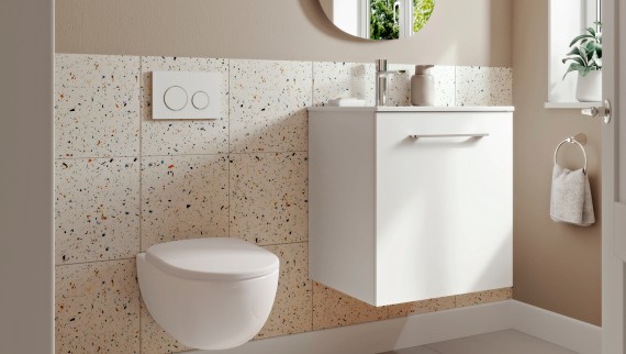 Piccolo bagno della serie Geberit Selnova con vaso WC sospeso a parete e lavabo Piccolo bagno della serie Geberit Selnova con vaso WC sospeso a parete e lavabo