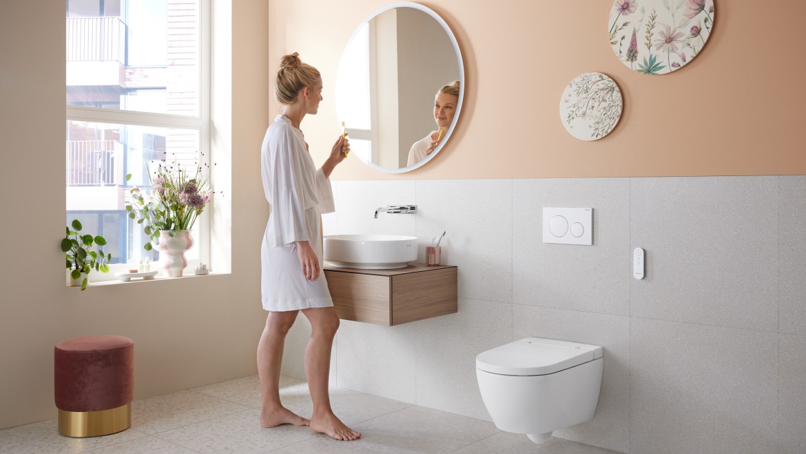 Bagno con colore di tendenza Peach Fuzz e vaso bidet Geberit AquaClean Alba Bagno con colore di tendenza Peach Fuzz e vaso bidet Geberit AquaClean Alba