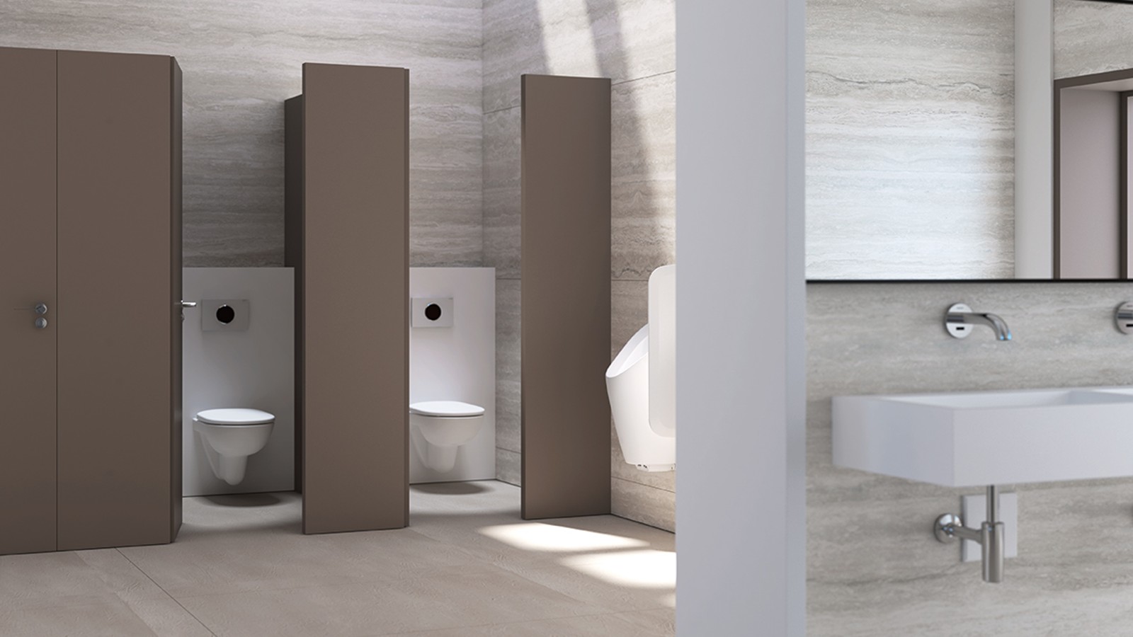 Bagno pubblico con cassette di risciacquo Geberit, comandi di risciacquo e orinatoi