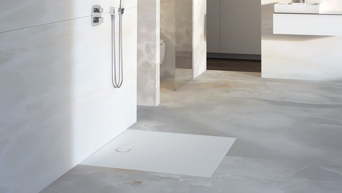 Bagno con superficie doccia Geberit Setaplano