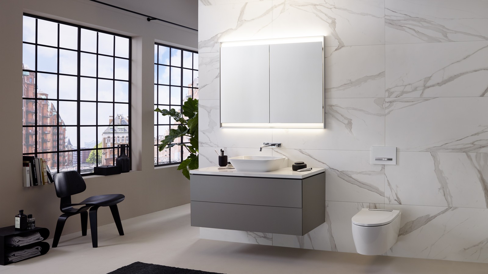 Parete con rivestimento in marmo, lavabo Geberit ONE e specchio contenitore con ComfortLight Parete con rivestimento in marmo, lavabo Geberit ONE e specchio contenitore con ComfortLight
