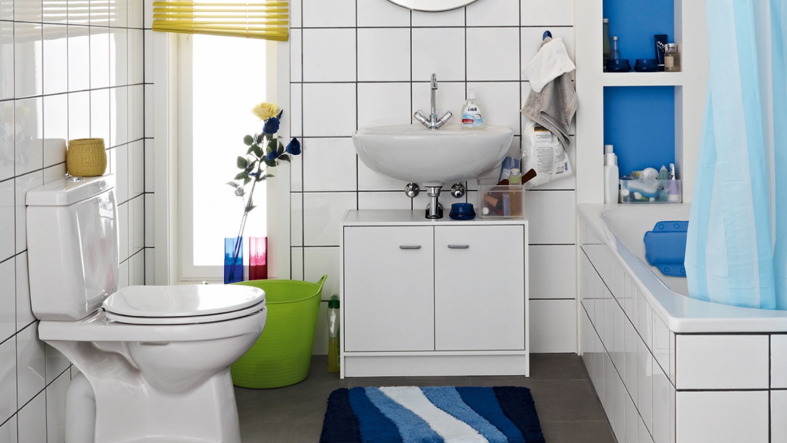 Vecchio bagno prima della ristrutturazione, con vaso a pavimento e cassetta esterna Vecchio bagno prima della ristrutturazione, con vaso a pavimento e cassetta esterna
