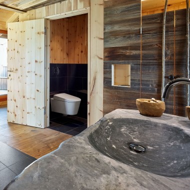 Ambientazione bagno in legno all'Hotel Mama Thresl Ambientazione bagno in legno all'Hotel Mama Thresl