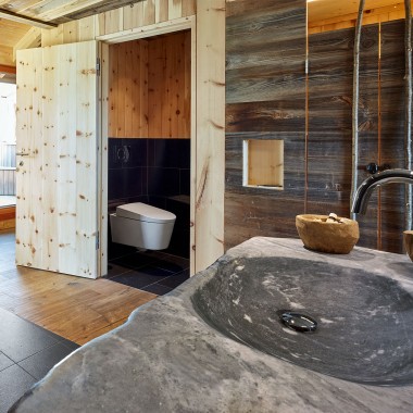 Ambientazione bagno in legno all'Hotel Mama Thresl