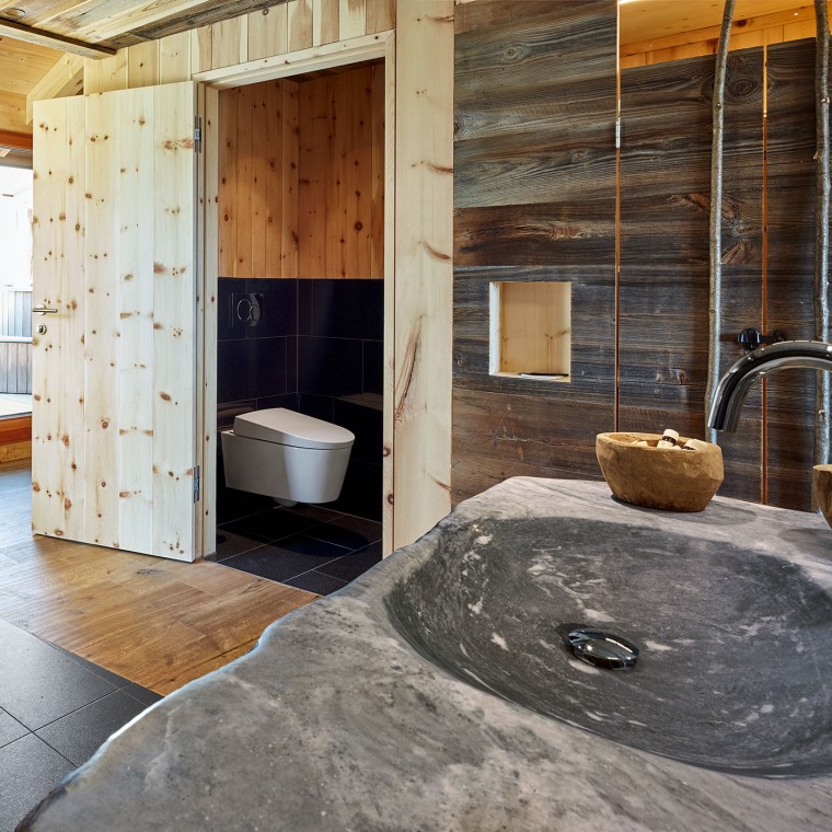 Ambientazione bagno in legno all'Hotel Mama Thresl Ambientazione bagno in legno all'Hotel Mama Thresl