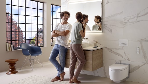 Mattino o sera, lo specchio Geberit ComfortLight offre in ogni momento le condizioni di luce perfette