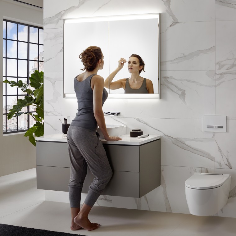 Illuminazione intensa: una luce chiara e brillante, ideale per la beauty routine. Illuminazione intensa: una luce chiara e brillante, ideale per la beauty routine.