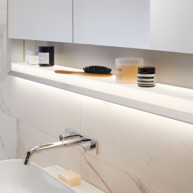 Mobile specchio Geberit ONE con ComfortLight e superficie di appoggio sotto lo specchio