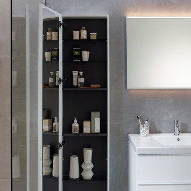 Mobile a colonna Geberit iCon con specchio interno: molto spazio per riporre gli oggetti (© Geberit) Mobile a colonna Geberit iCon con specchio interno: molto spazio per riporre gli oggetti (© Geberit)