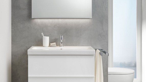 Bagno Geberit iCon con lavabo e specchio