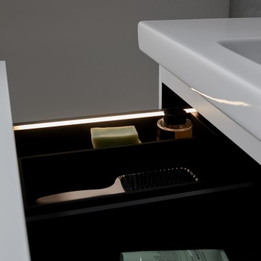 Mobile Geberit iCon per lavabo con strisce luminose. Mobile Geberit iCon per lavabo con strisce luminose.