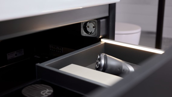 Cassetto Geberit ONE con strisce luminose ed elemento di collegamento alla presa di corrente