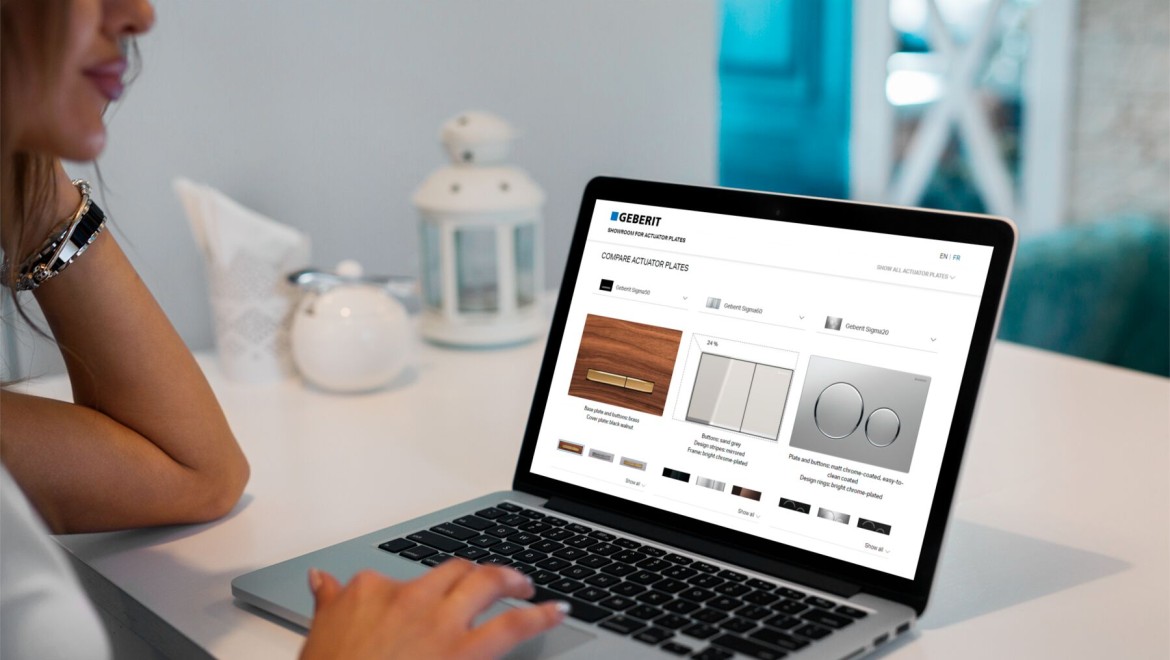 Una donna lancia lo showroom di placche di comando Geberit sul suo computer portatile Una donna lancia lo showroom di placche di comando Geberit sul suo computer portatile