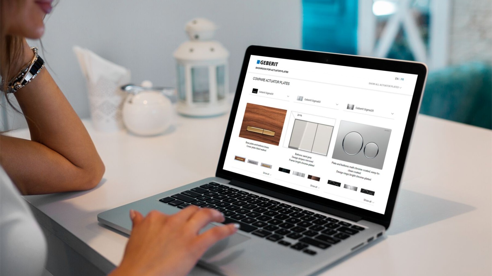 Una donna lancia lo showroom di placche di comando Geberit sul suo computer portatile