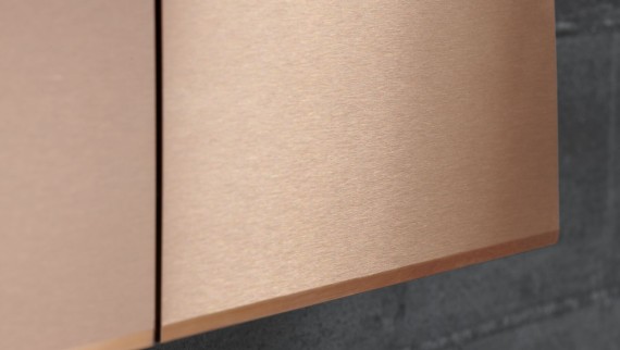 Sigma70 in oro rosso spazzolato (acciaio inox) con trattamento antimpronta (© Geberit) Sigma70 in oro rosso spazzolato (acciaio inox) con trattamento antimpronta (© Geberit)