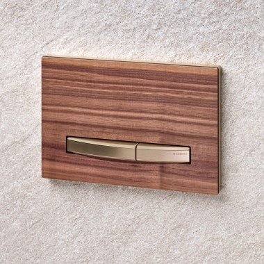 La placca Sigma50 con finitura in noce americano si integra perfettamente in un bagno dallo stile nordico.