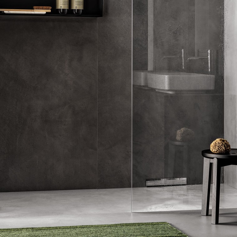 Una doccia a filo pavimento con scarico a parete Una doccia a filo pavimento con scarico a parete