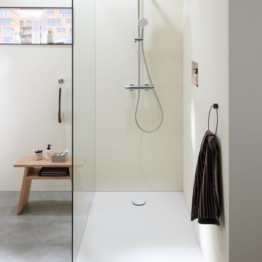Una cabina doccia in un piccolo bagno Una cabina doccia in un piccolo bagno