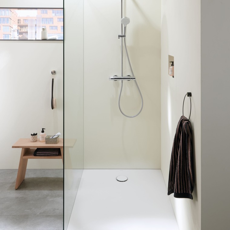 Una cabina doccia in un piccolo bagno Una cabina doccia in un piccolo bagno