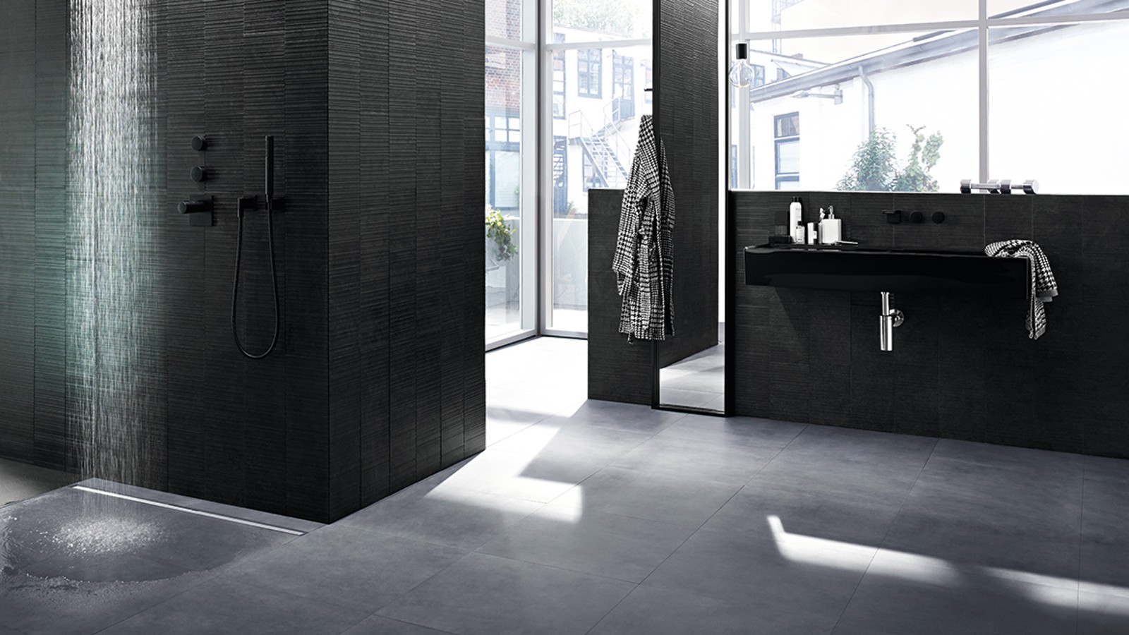 Ambientazione bagno-doccia con canaletta Geberit CleanLine Ambientazione bagno-doccia con canaletta Geberit CleanLine